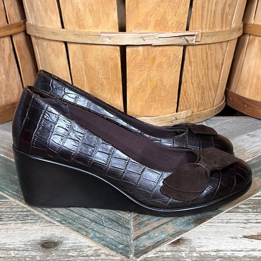 Vionic Lena Brown Croc Embossed Suede Bow Wedge Pumps Womens Size 9.5 READ DESC